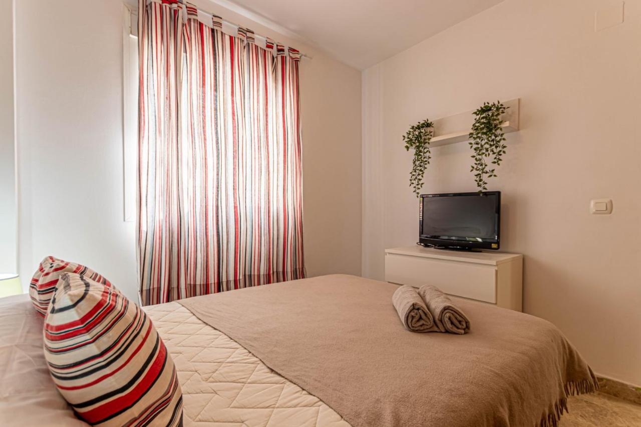797 Holiday Rentals- Duplex Para 7 En La Carihuela A 1 Min De La Playa Torremolinos Bagian luar foto